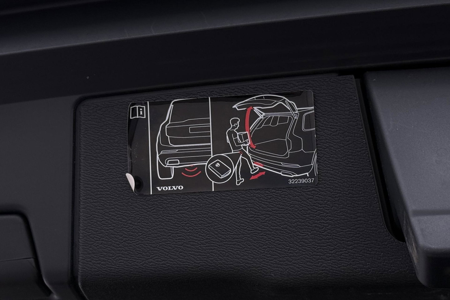 Volvo XC60 2.0 T8 Twin Engine AWD Momentum | Luchtvering | Bowers & Wilkins | Trekhaak | BLIS | Panoramadak | Head-up