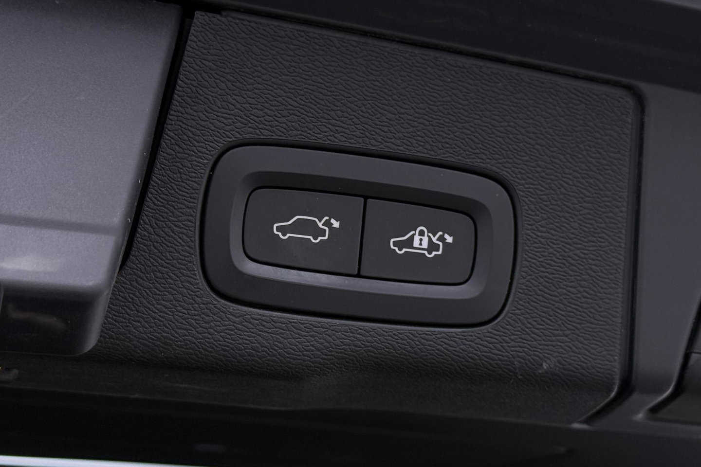 Volvo XC60 2.0 T8 Twin Engine AWD Momentum | Luchtvering | Bowers & Wilkins | Trekhaak | BLIS | Panoramadak | Head-up