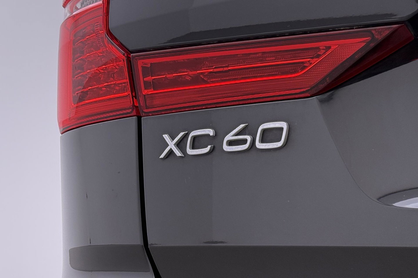 Volvo XC60 2.0 T8 Twin Engine AWD Momentum | Luchtvering | Bowers & Wilkins | Trekhaak | BLIS | Panoramadak | Head-up