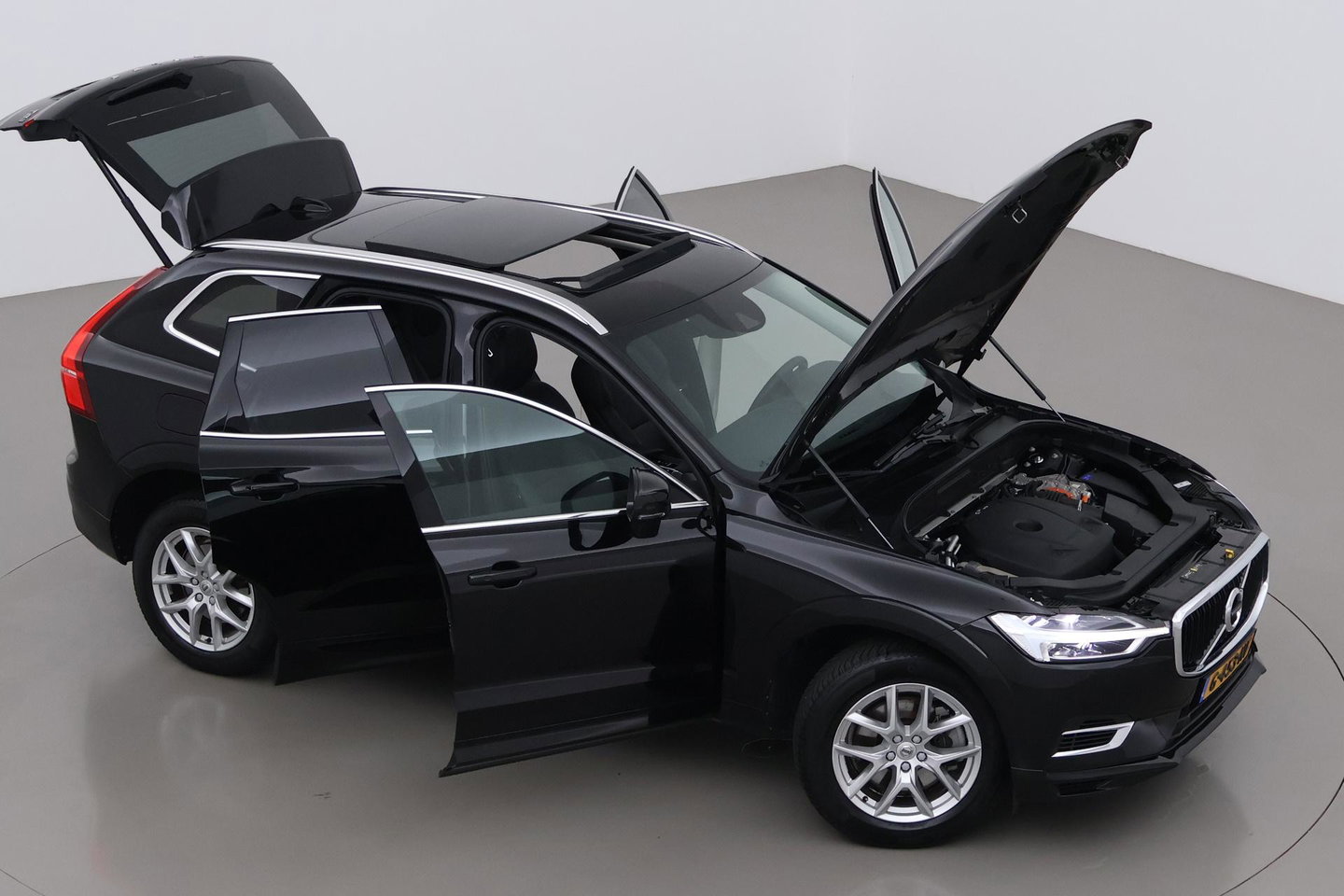 Volvo XC60 2.0 T8 Twin Engine AWD Momentum | Luchtvering | Bowers & Wilkins | Trekhaak | BLIS | Panoramadak | Head-up