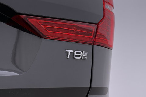 Volvo XC60 2.0 T8 Twin Engine AWD Momentum | Luchtvering | Bowers & Wilkins | Trekhaak | BLIS | Panoramadak | Head-up