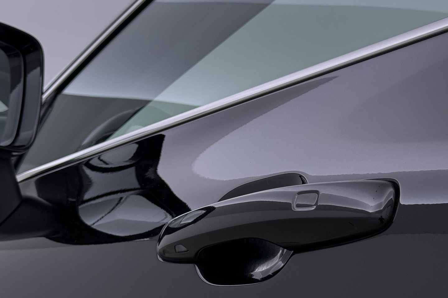 Volvo XC60 2.0 T8 Twin Engine AWD Momentum | Luchtvering | Bowers & Wilkins | Trekhaak | BLIS | Panoramadak | Head-up