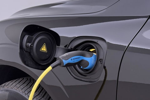Volvo XC60 2.0 T8 Twin Engine AWD Momentum | Luchtvering | Bowers & Wilkins | Trekhaak | BLIS | Panoramadak | Head-up