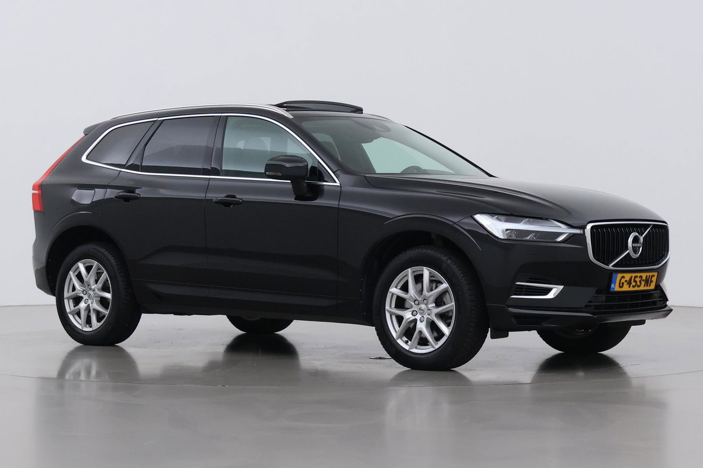 Volvo XC60 2.0 T8 Twin Engine AWD Momentum | Luchtvering | Bowers & Wilkins | Trekhaak | BLIS | Panoramadak | Head-up