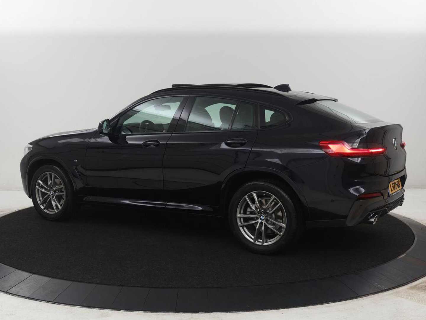 BMW X4 xDrive20i Business Edition | M-sport | Panoramadak | Leder | Memory | Stuur/stoel verwarming | Cruise control | Camera | Park assist | Carplay | Sfeerverlichting | Climate control