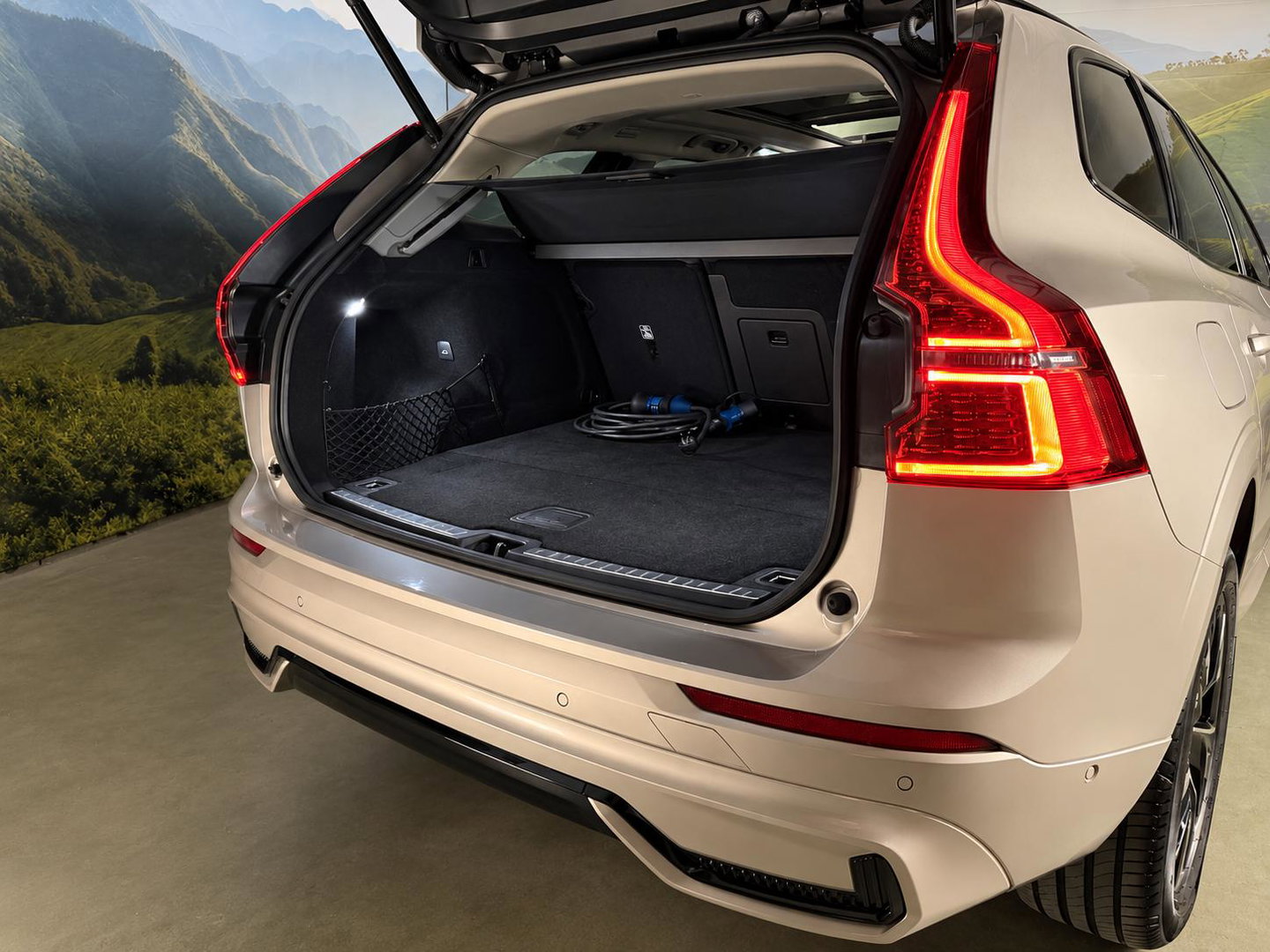 Volvo XC60 2.0 T8 Plug-in hybrid AWD Plus Dark Facelift model l Trekhaak l 360 l 455PK