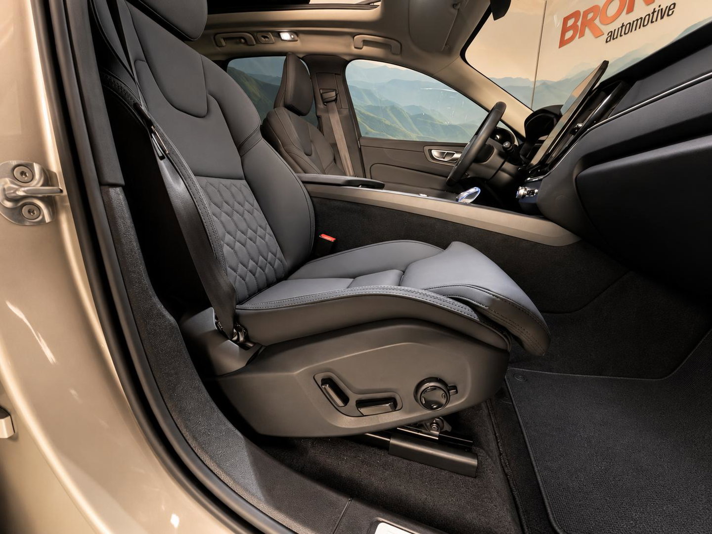 Volvo XC60 2.0 T8 Plug-in hybrid AWD Plus Dark Facelift model l Trekhaak l 360 l 455PK