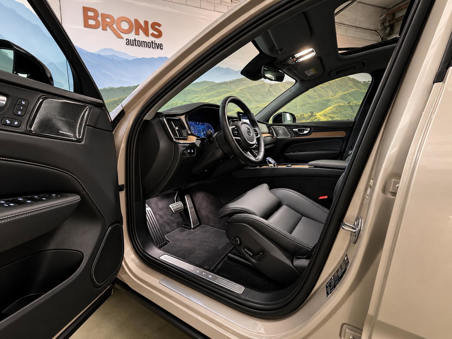 Volvo XC60 2.0 T8 Plug-in hybrid AWD Plus Dark Facelift model l Trekhaak l 360 l 455PK