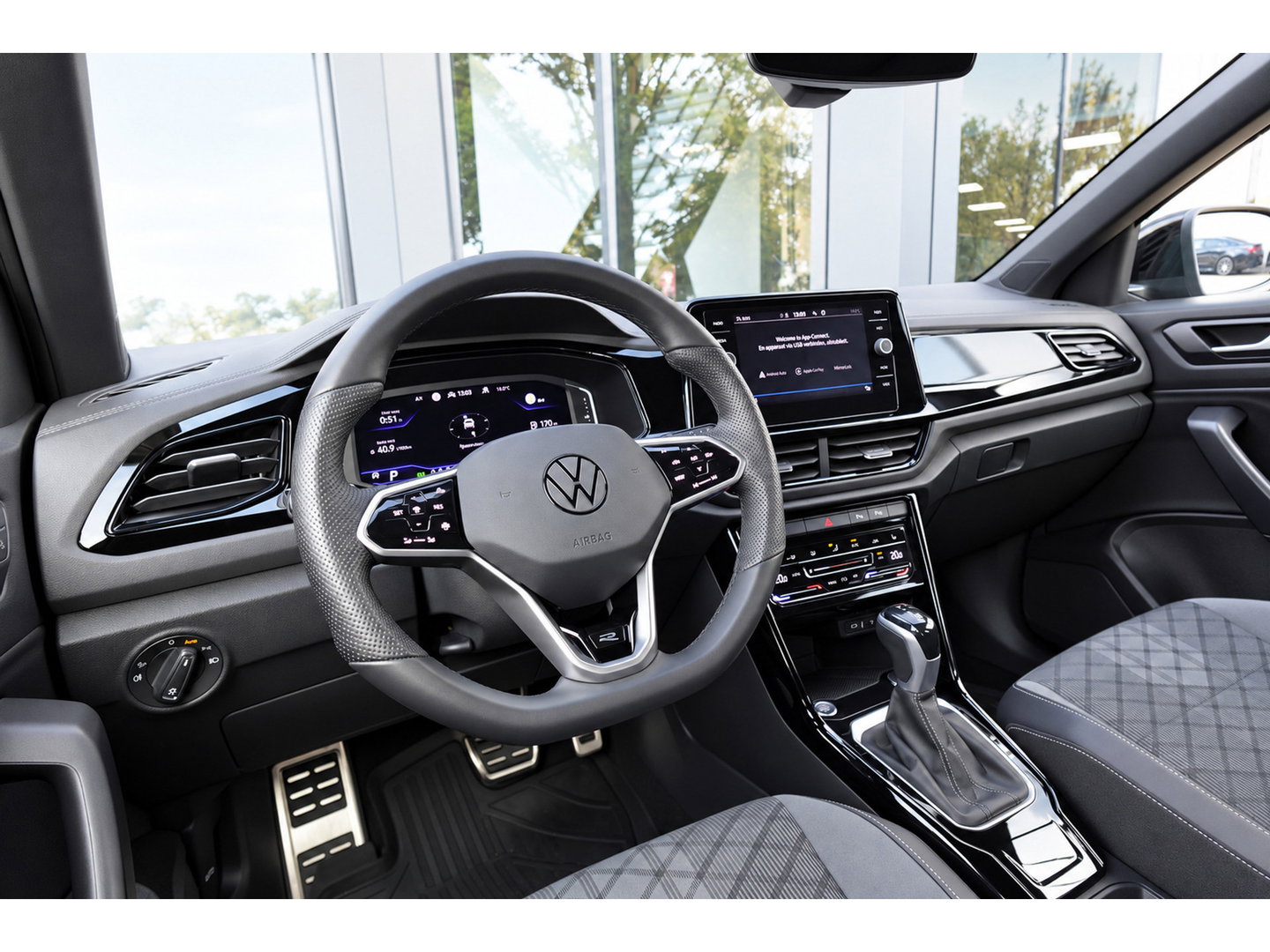 Volkswagen T-Roc 1.5 TSI R-Line Business+ PANO IQ.LIGHT ACC VOL