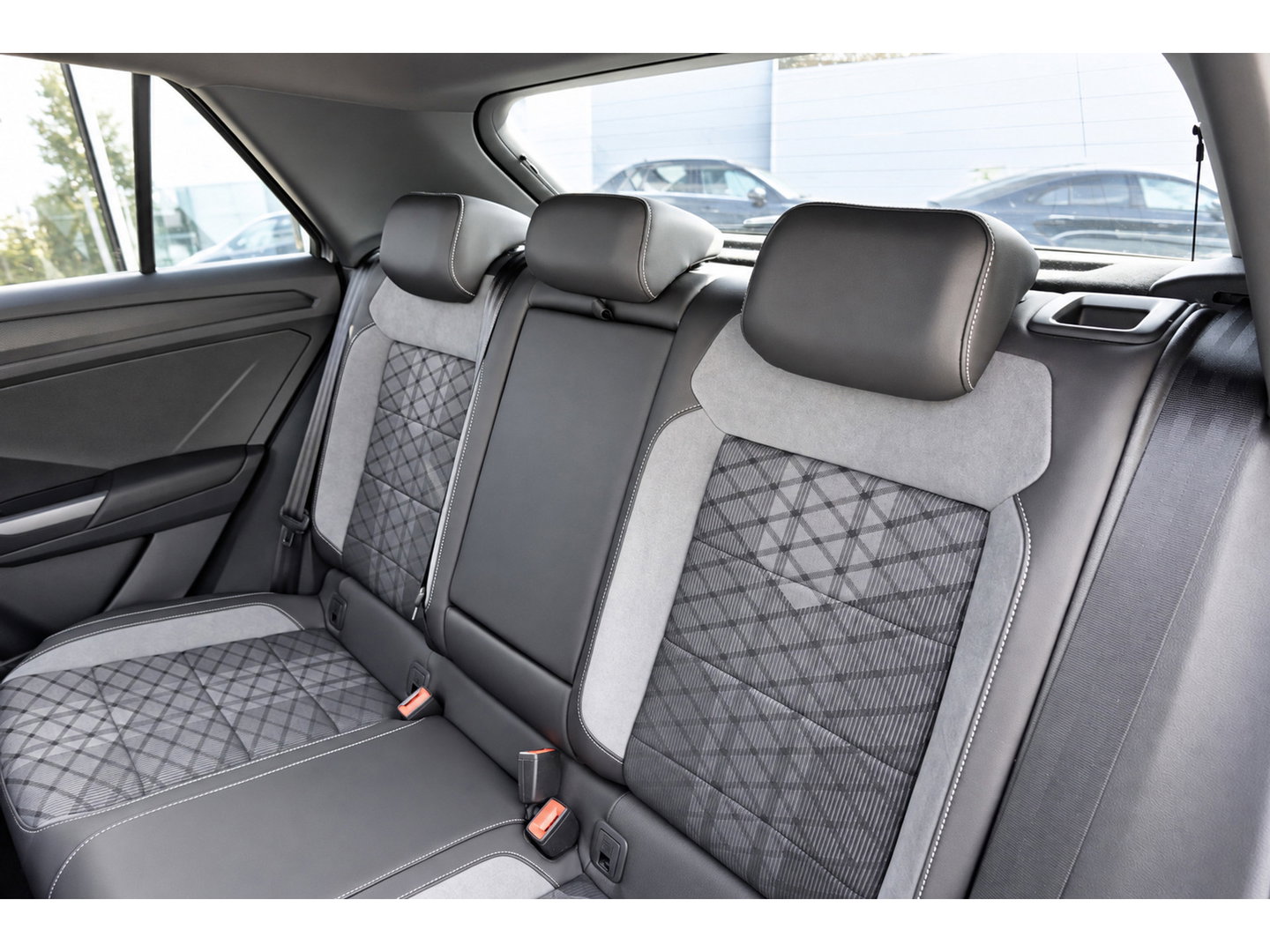 Volkswagen T-Roc 1.5 TSI R-Line Business+ PANO IQ.LIGHT ACC VOL