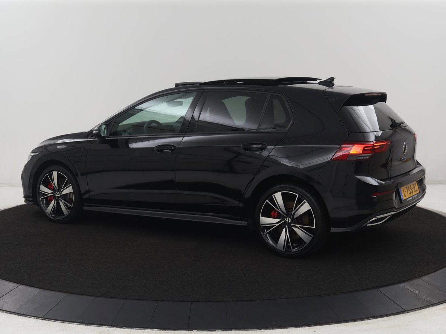 Volkswagen Golf 1.4 eHybrid GTE | SOH 90,0% | Panoramadak | Leder | Adaptive cruise | Memory | Trekhaak | Stuur/stoel verwarming | Stoelventilatie | Camera | Park assist | Carplay | Climate control