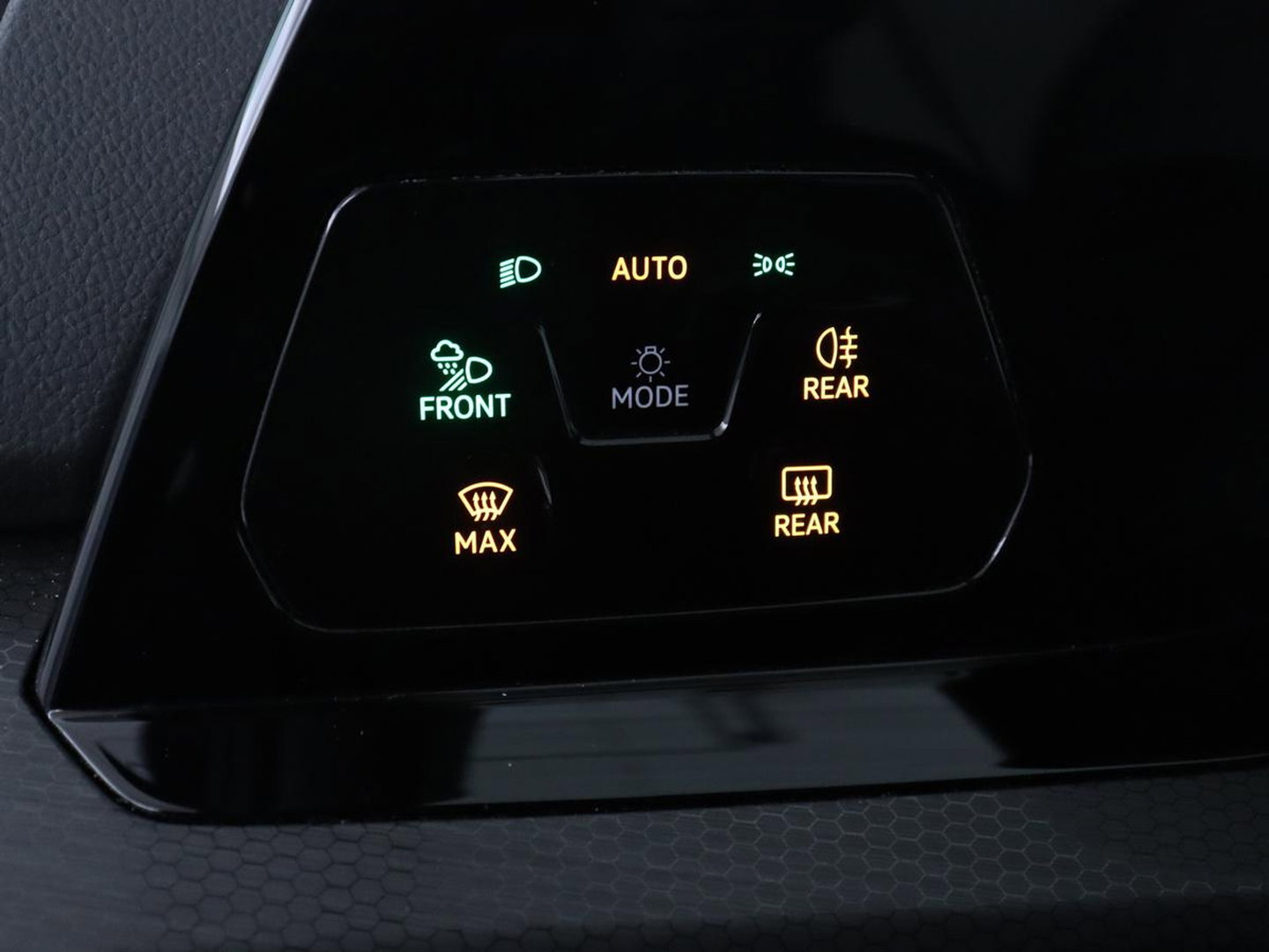 Volkswagen Golf 1.4 eHybrid GTE | SOH 90,0% | Panoramadak | Leder | Adaptive cruise | Memory | Trekhaak | Stuur/stoel verwarming | Stoelventilatie | Camera | Park assist | Carplay | Climate control