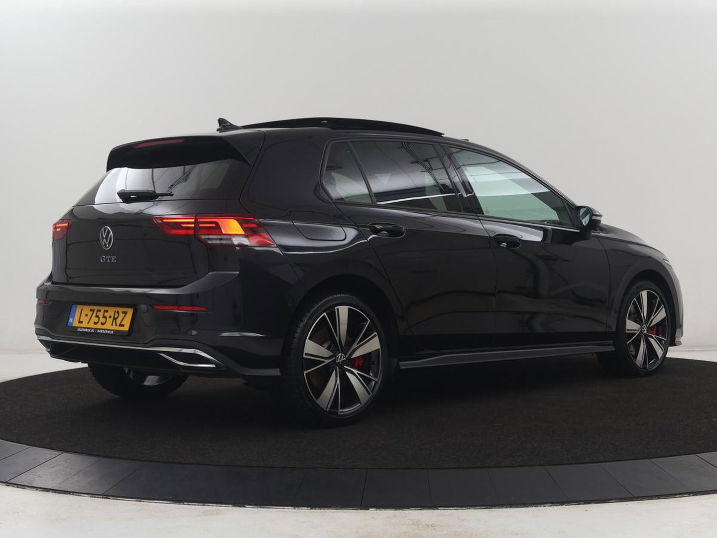 Volkswagen Golf 1.4 eHybrid GTE | SOH 90,0% | Panoramadak | Leder | Adaptive cruise | Memory | Trekhaak | Stuur/stoel verwarming | Stoelventilatie | Camera | Park assist | Carplay | Climate control