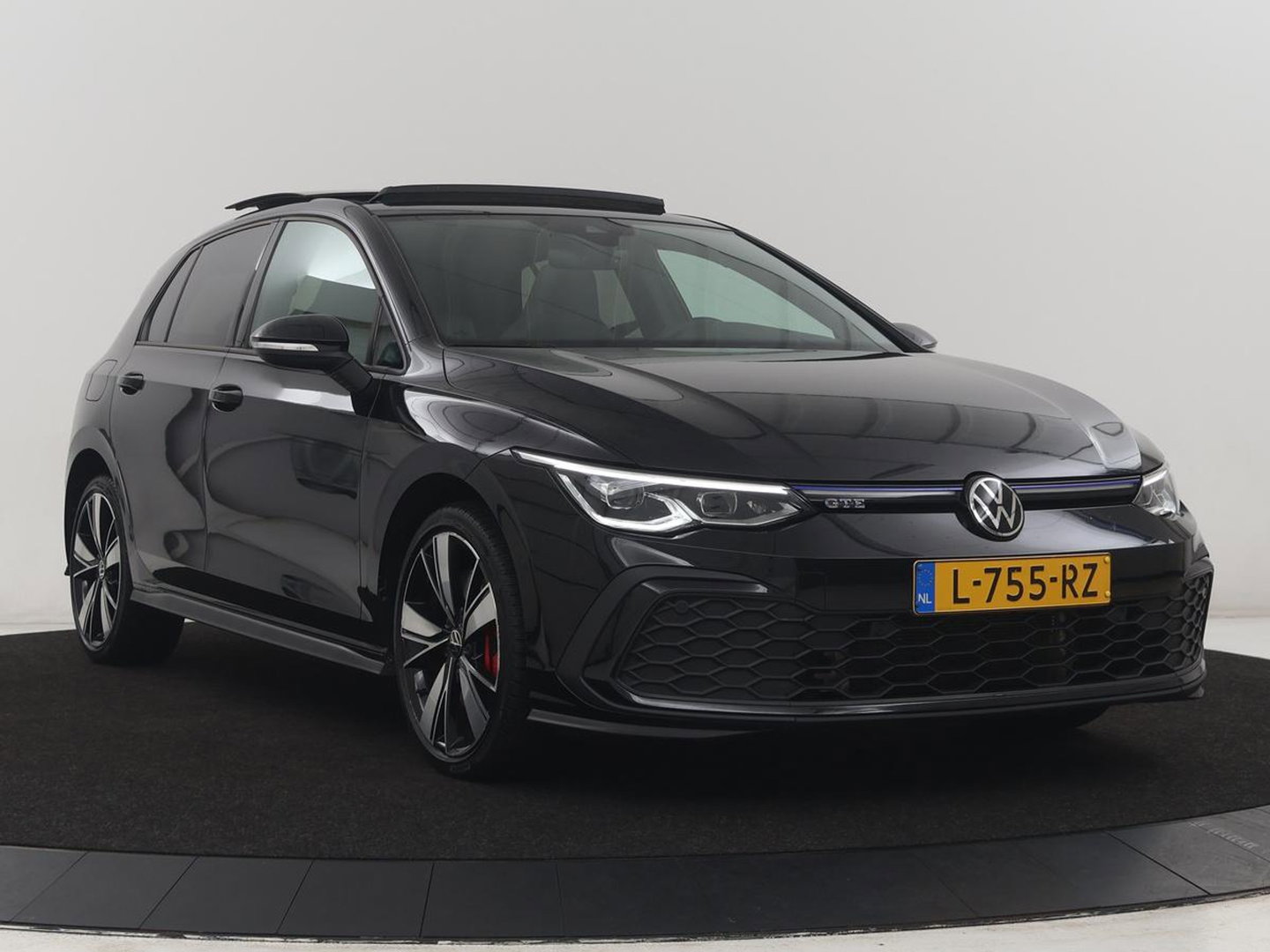 Volkswagen Golf 1.4 eHybrid GTE | SOH 90,0% | Panoramadak | Leder | Adaptive cruise | Memory | Trekhaak | Stuur/stoel verwarming | Stoelventilatie | Camera | Park assist | Carplay | Climate control