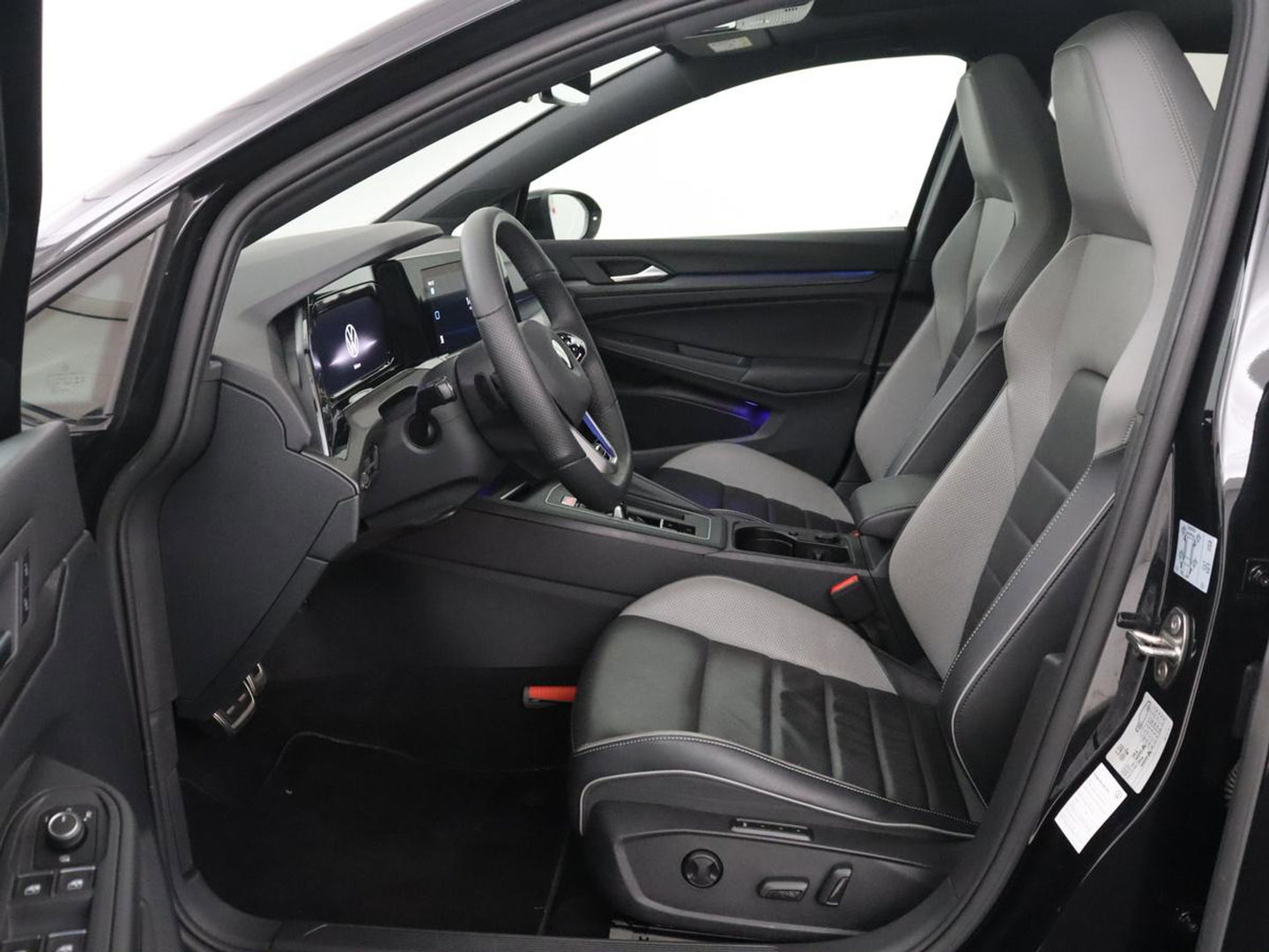 Volkswagen Golf 1.4 eHybrid GTE | SOH 90,0% | Panoramadak | Leder | Adaptive cruise | Memory | Trekhaak | Stuur/stoel verwarming | Stoelventilatie | Camera | Park assist | Carplay | Climate control