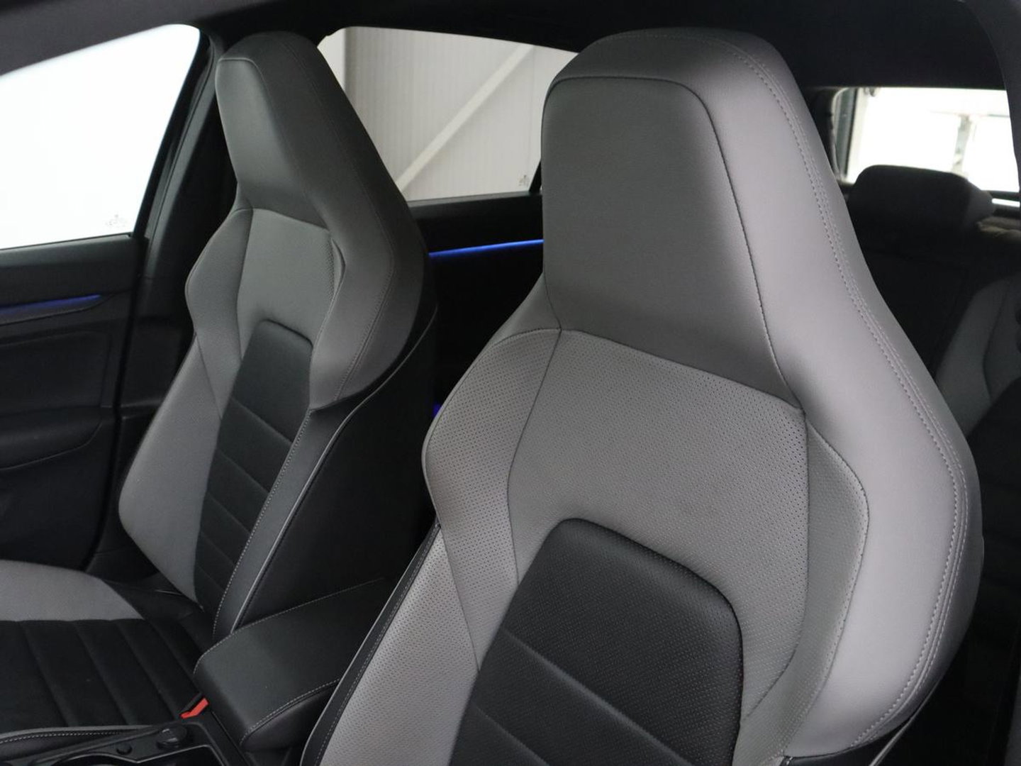 Volkswagen Golf 1.4 eHybrid GTE | SOH 90,0% | Panoramadak | Leder | Adaptive cruise | Memory | Trekhaak | Stuur/stoel verwarming | Stoelventilatie | Camera | Park assist | Carplay | Climate control