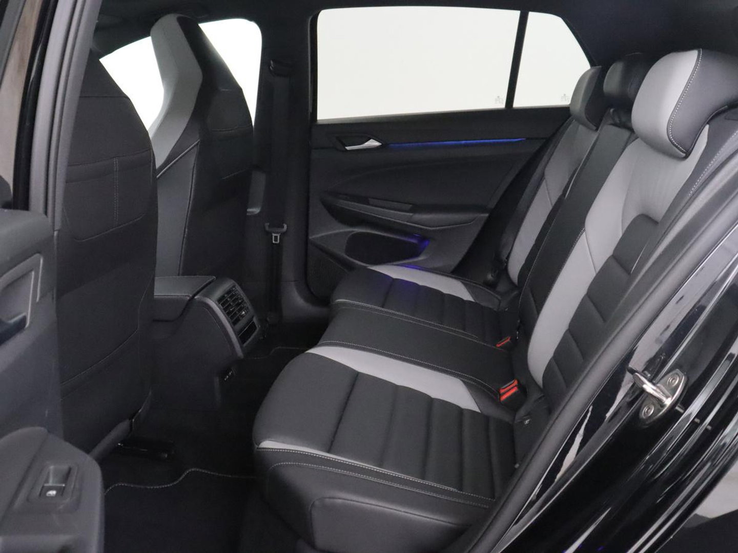 Volkswagen Golf 1.4 eHybrid GTE | SOH 90,0% | Panoramadak | Leder | Adaptive cruise | Memory | Trekhaak | Stuur/stoel verwarming | Stoelventilatie | Camera | Park assist | Carplay | Climate control