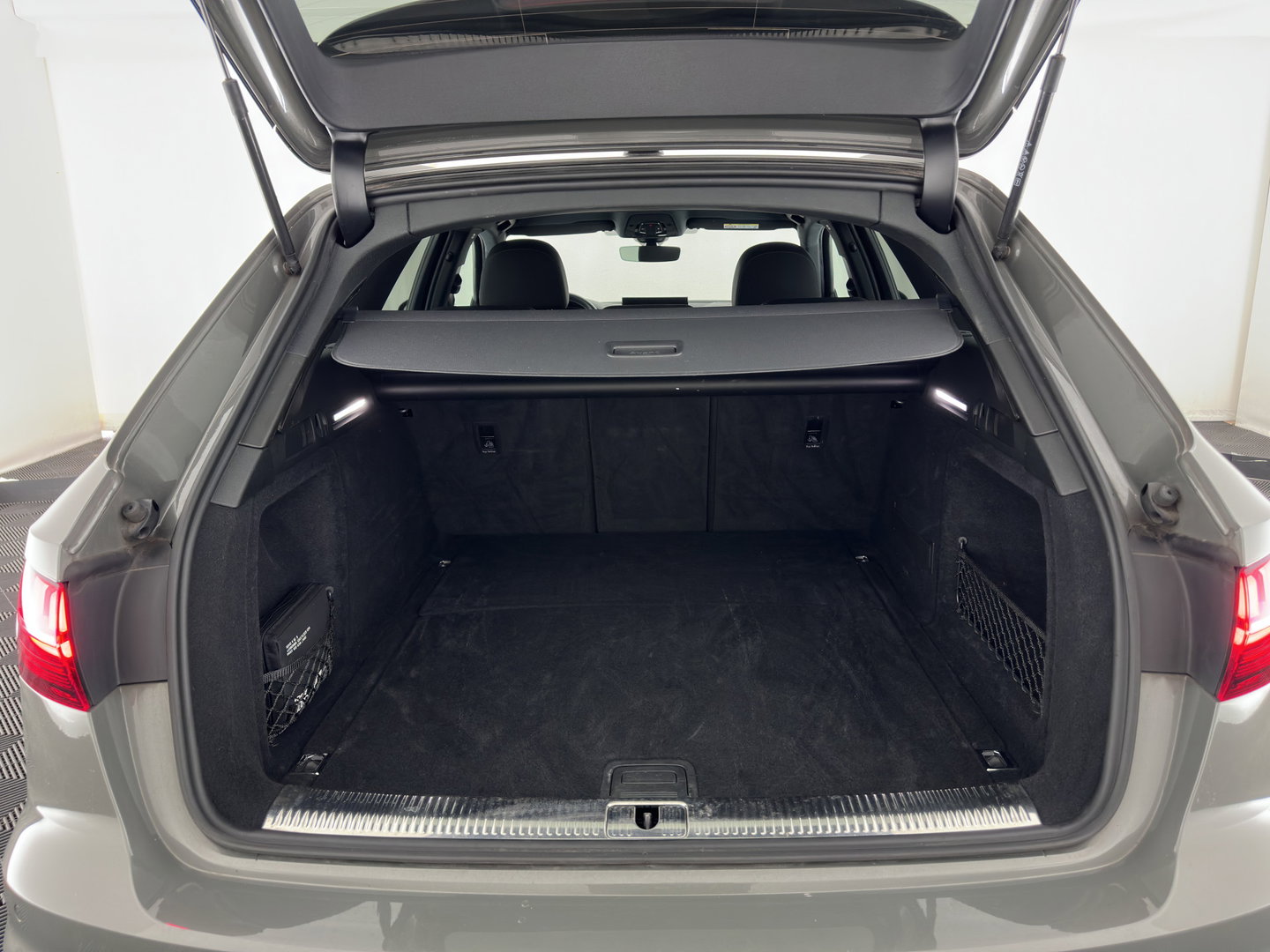 Audi A4 Avant 40 TFSI S edition (INCL.BTW) Aut. *LEATHER-MICROFIBRE | FULL-LED | HEATED-SPORTSEATS | KEYLESS | DIGI-COCKPIT | AMBIENT-LIGHT | NAVI-FULLMAP | PRIVACY-GLASS | SHIFT-PADDLES | ECC | PDC | CRUISE | 18''ALU*