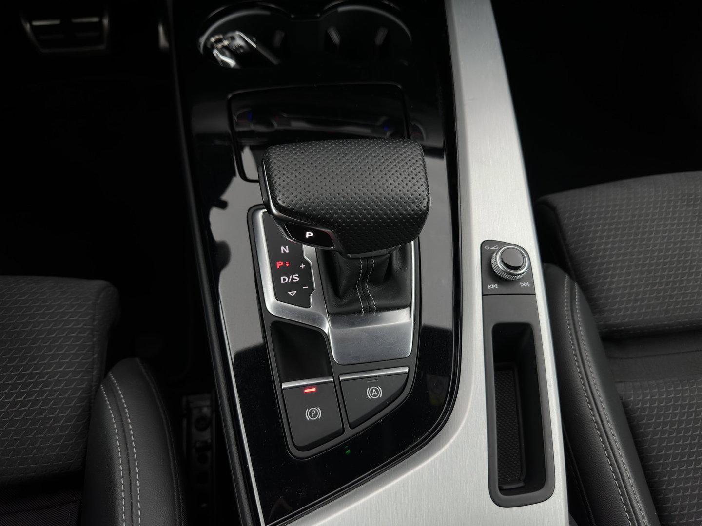 Audi A4 Avant 40 TFSI S edition (INCL.BTW) Aut. *LEATHER-MICROFIBRE | FULL-LED | HEATED-SPORTSEATS | KEYLESS | DIGI-COCKPIT | AMBIENT-LIGHT | NAVI-FULLMAP | PRIVACY-GLASS | SHIFT-PADDLES | ECC | PDC | CRUISE | 18''ALU*