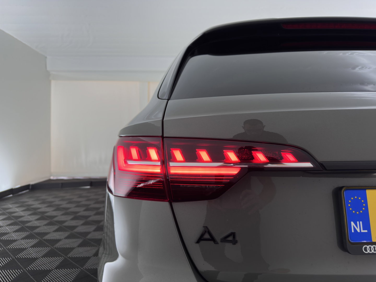 Audi A4 Avant 40 TFSI S edition (INCL.BTW) Aut. *LEATHER-MICROFIBRE | FULL-LED | HEATED-SPORTSEATS | KEYLESS | DIGI-COCKPIT | AMBIENT-LIGHT | NAVI-FULLMAP | PRIVACY-GLASS | SHIFT-PADDLES | ECC | PDC | CRUISE | 18''ALU*