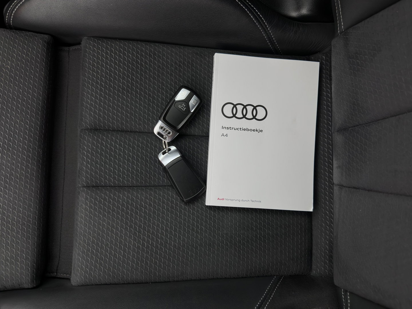 Audi A4 Avant 40 TFSI S edition (INCL.BTW) Aut. *LEATHER-MICROFIBRE | FULL-LED | HEATED-SPORTSEATS | KEYLESS | DIGI-COCKPIT | AMBIENT-LIGHT | NAVI-FULLMAP | PRIVACY-GLASS | SHIFT-PADDLES | ECC | PDC | CRUISE | 18''ALU*