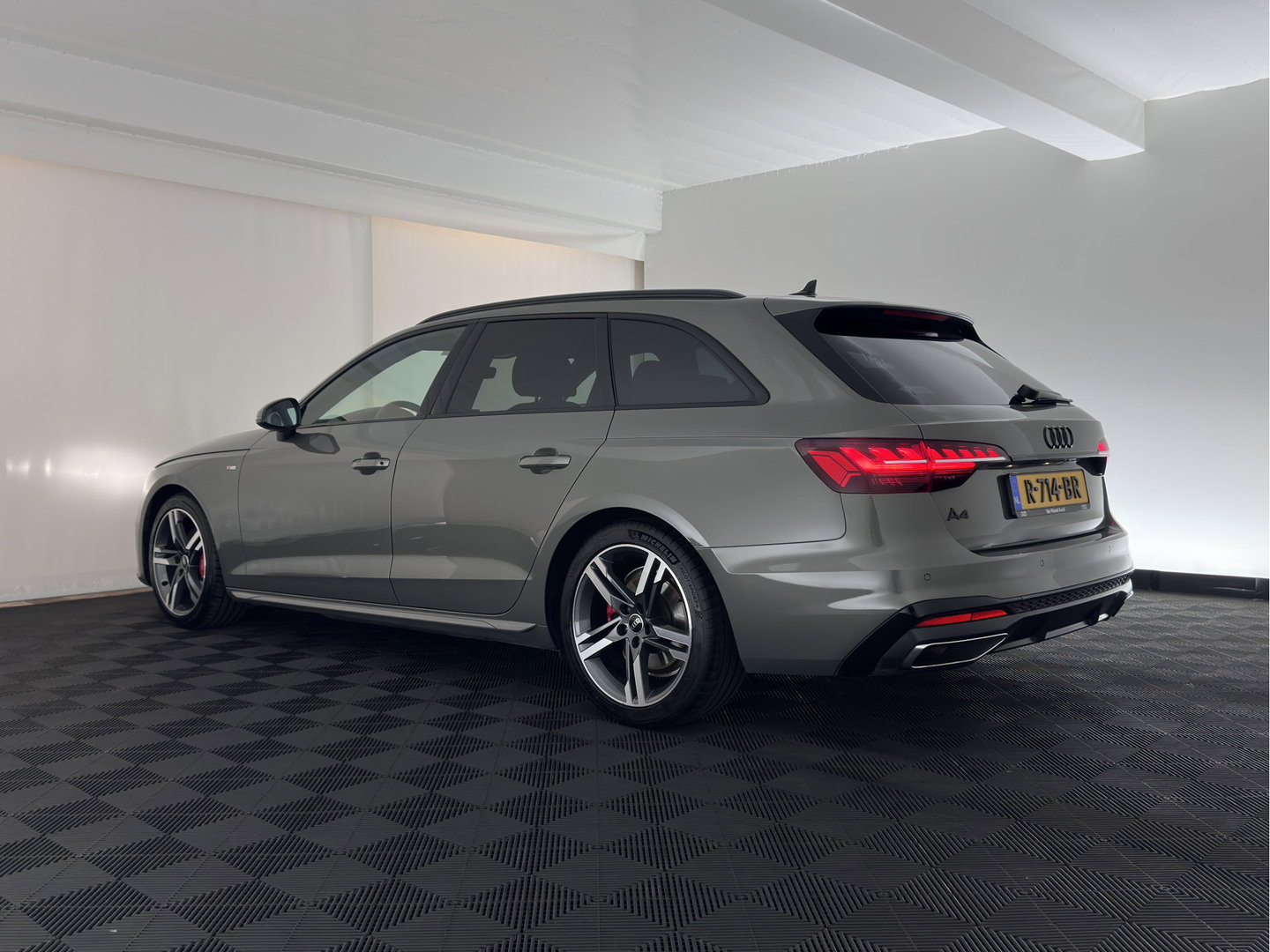 Audi A4 Avant 40 TFSI S edition (INCL.BTW) Aut. *LEATHER-MICROFIBRE | FULL-LED | HEATED-SPORTSEATS | KEYLESS | DIGI-COCKPIT | AMBIENT-LIGHT | NAVI-FULLMAP | PRIVACY-GLASS | SHIFT-PADDLES | ECC | PDC | CRUISE | 18''ALU*