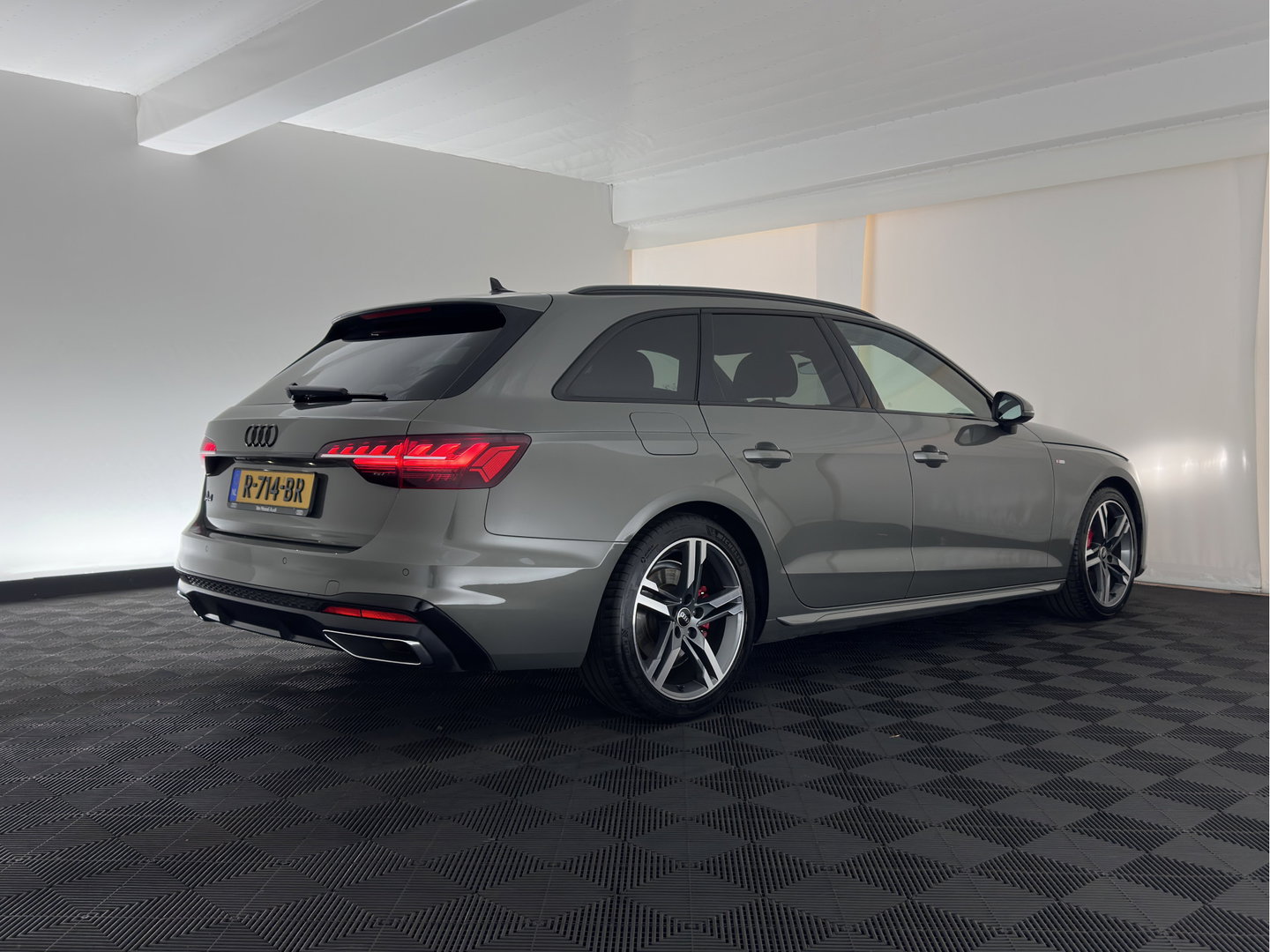 Audi A4 Avant 40 TFSI S edition (INCL.BTW) Aut. *LEATHER-MICROFIBRE | FULL-LED | HEATED-SPORTSEATS | KEYLESS | DIGI-COCKPIT | AMBIENT-LIGHT | NAVI-FULLMAP | PRIVACY-GLASS | SHIFT-PADDLES | ECC | PDC | CRUISE | 18''ALU*