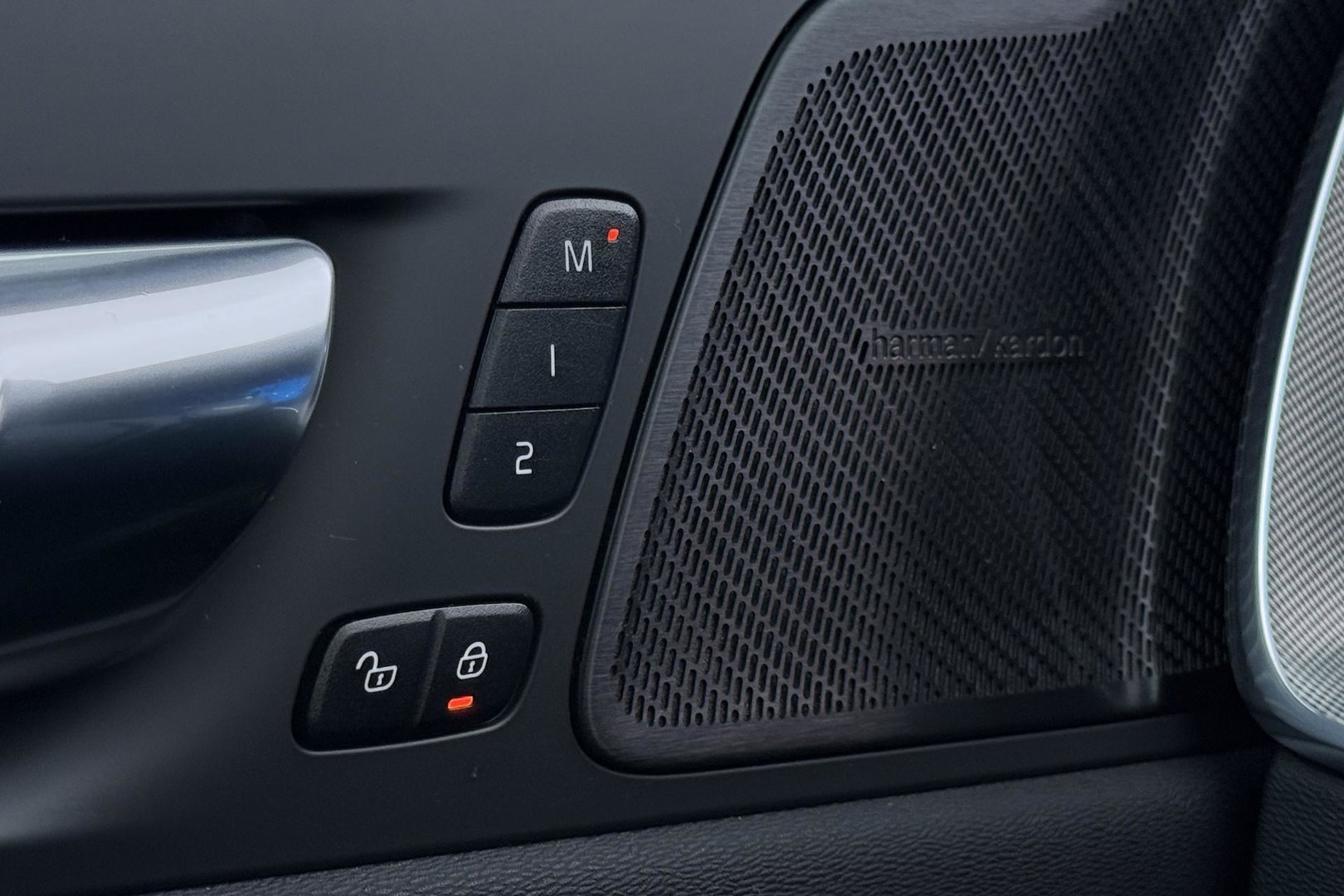 Volvo XC60 T6 R-Design | Luchtvering | Harman/Kardon | Panoramadak | 360° Camera | Head-Up | Stoel+Stuurverwarming | 21 Inch | ACC