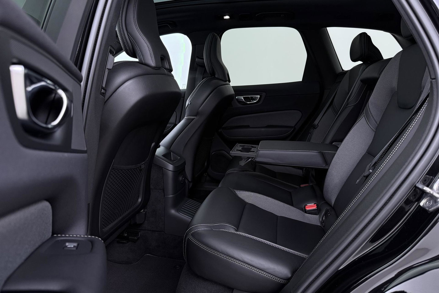 Volvo XC60 T6 R-Design | Luchtvering | Harman/Kardon | Panoramadak | 360° Camera | Head-Up | Stoel+Stuurverwarming | 21 Inch | ACC