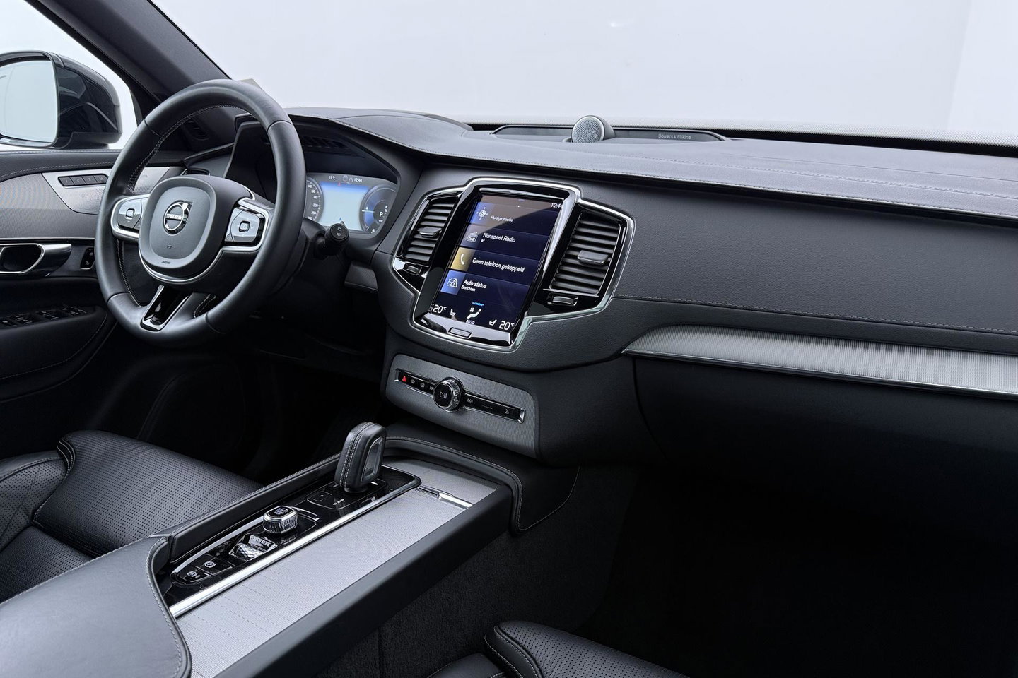 Volvo XC90 T8 Recharge R-Design | Luchtvering | B&W | Panoramadak | Stoelventilatie+Massage | 360° Camera | Head-up | Trekhaak