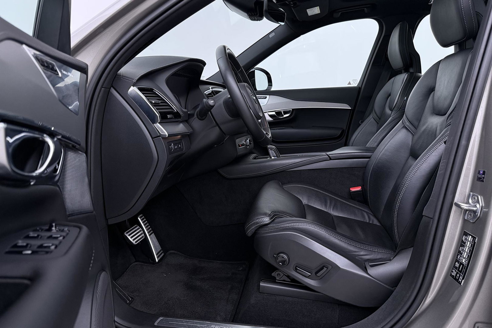 Volvo XC90 T8 Recharge R-Design | Luchtvering | B&W | Panoramadak | Stoelventilatie+Massage | 360° Camera | Head-up | Trekhaak