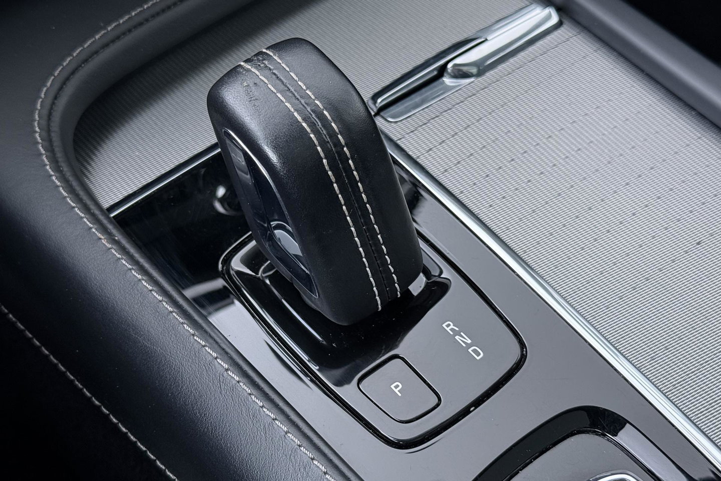 Volvo XC90 T8 Recharge R-Design | Luchtvering | B&W | Panoramadak | Stoelventilatie+Massage | 360° Camera | Head-up | Trekhaak