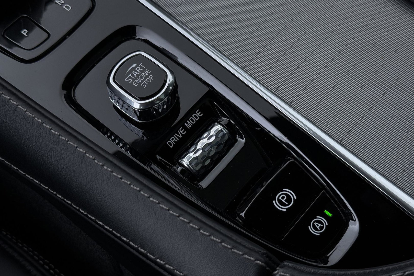 Volvo XC90 T8 Recharge R-Design | Luchtvering | B&W | Panoramadak | Stoelventilatie+Massage | 360° Camera | Head-up | Trekhaak