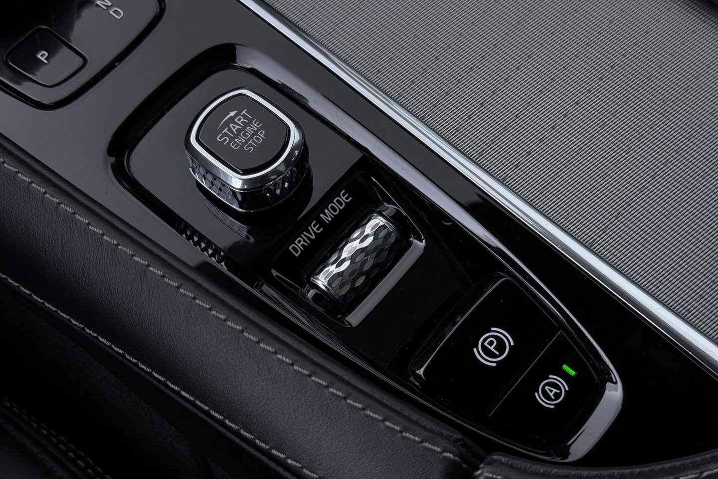 Volvo XC90 T8 Recharge R-Design | Luchtvering | B&W | Panoramadak | Stoelventilatie+Massage | 360° Camera | Head-up | Trekhaak