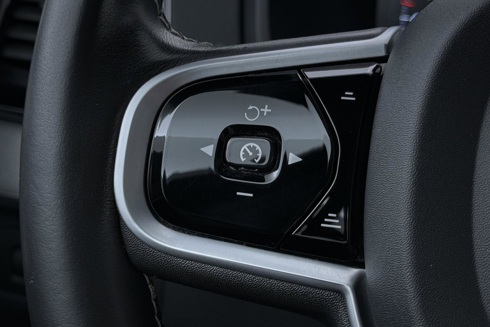Volvo XC90 T8 Recharge R-Design | Luchtvering | B&W | Panoramadak | Stoelventilatie+Massage | 360° Camera | Head-up | Trekhaak