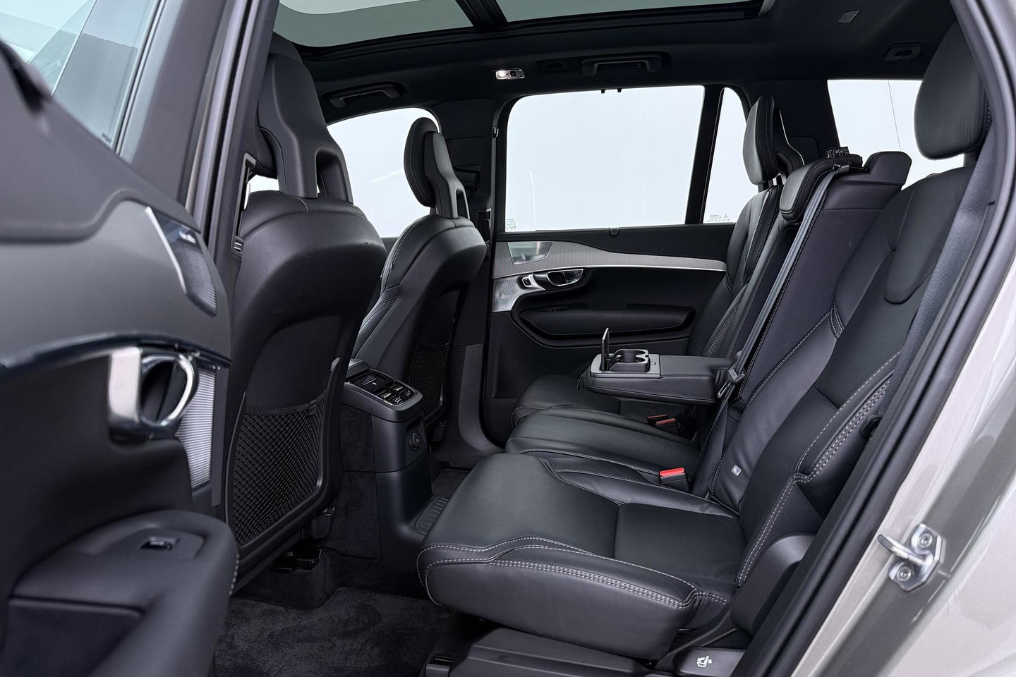 Volvo XC90 T8 Recharge R-Design | Luchtvering | B&W | Panoramadak | Stoelventilatie+Massage | 360° Camera | Head-up | Trekhaak
