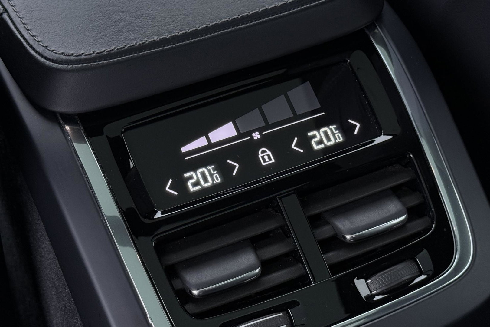 Volvo XC90 T8 Recharge R-Design | Luchtvering | B&W | Panoramadak | Stoelventilatie+Massage | 360° Camera | Head-up | Trekhaak