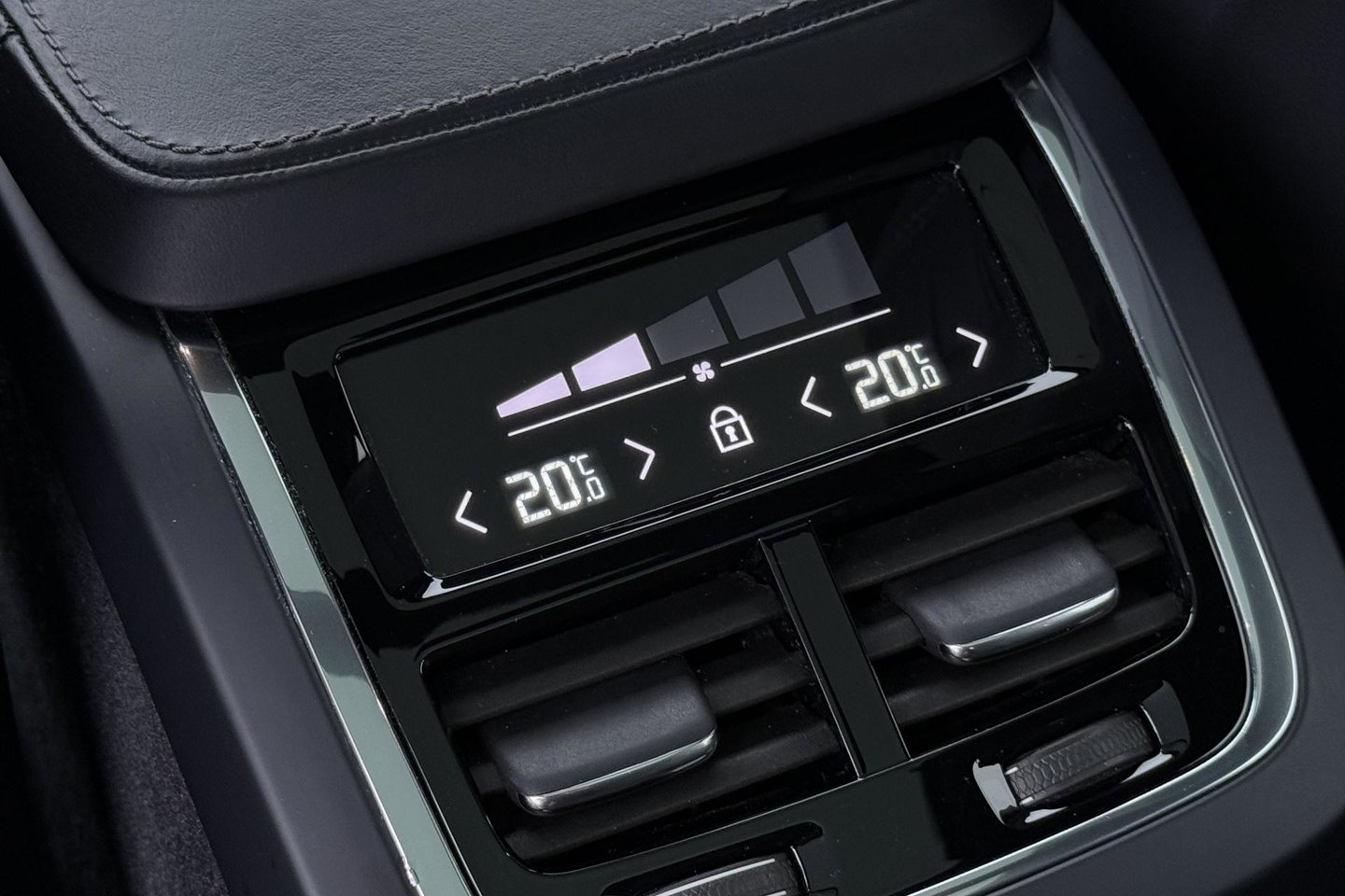 Volvo XC90 T8 Recharge R-Design | Luchtvering | B&W | Panoramadak | Stoelventilatie+Massage | 360° Camera | Head-up | Trekhaak