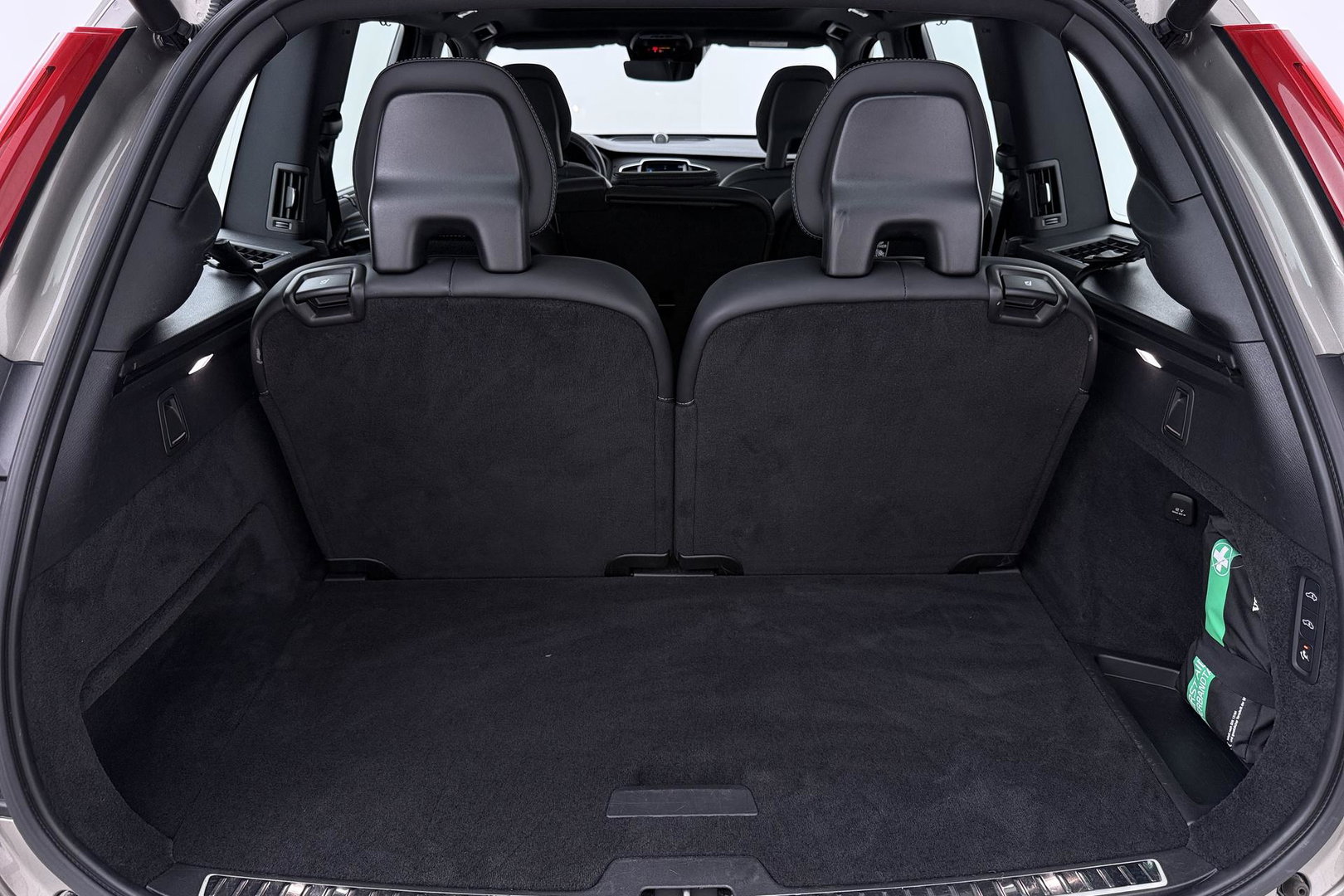 Volvo XC90 T8 Recharge R-Design | Luchtvering | B&W | Panoramadak | Stoelventilatie+Massage | 360° Camera | Head-up | Trekhaak