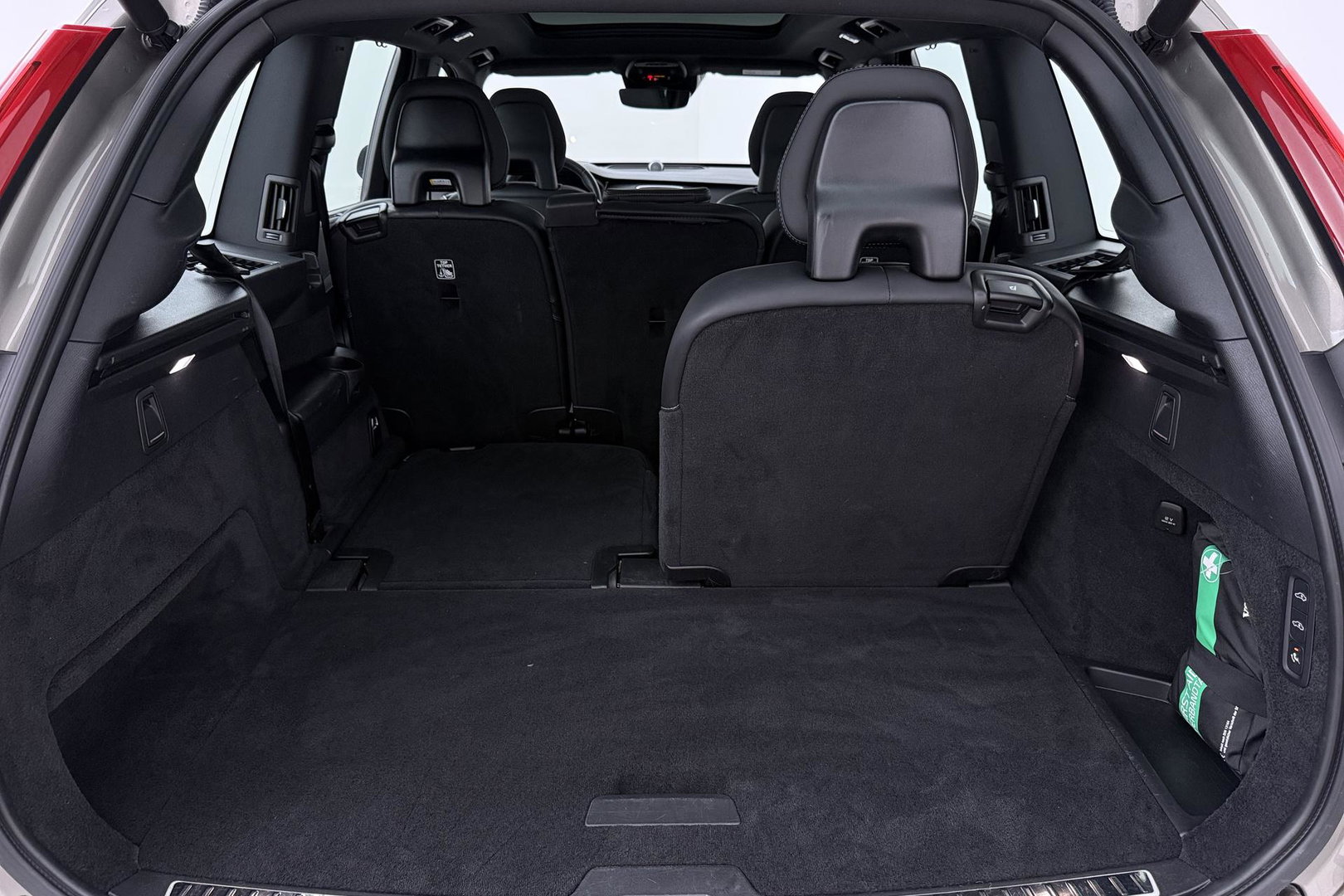 Volvo XC90 T8 Recharge R-Design | Luchtvering | B&W | Panoramadak | Stoelventilatie+Massage | 360° Camera | Head-up | Trekhaak