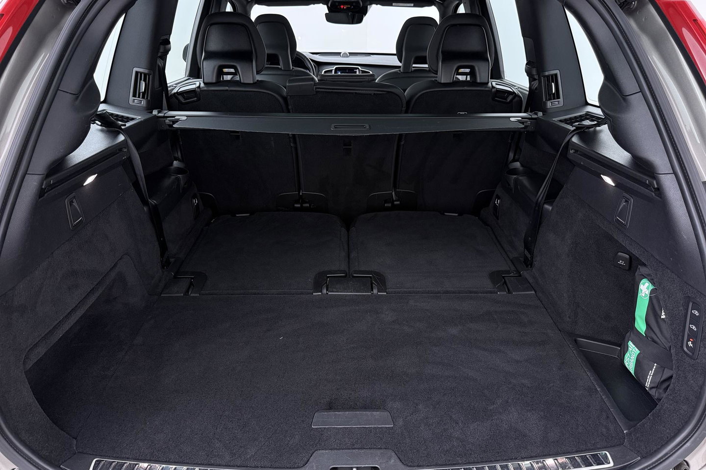 Volvo XC90 T8 Recharge R-Design | Luchtvering | B&W | Panoramadak | Stoelventilatie+Massage | 360° Camera | Head-up | Trekhaak