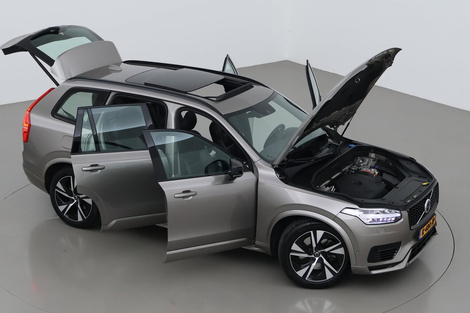 Volvo XC90 T8 Recharge R-Design | Luchtvering | B&W | Panoramadak | Stoelventilatie+Massage | 360° Camera | Head-up | Trekhaak
