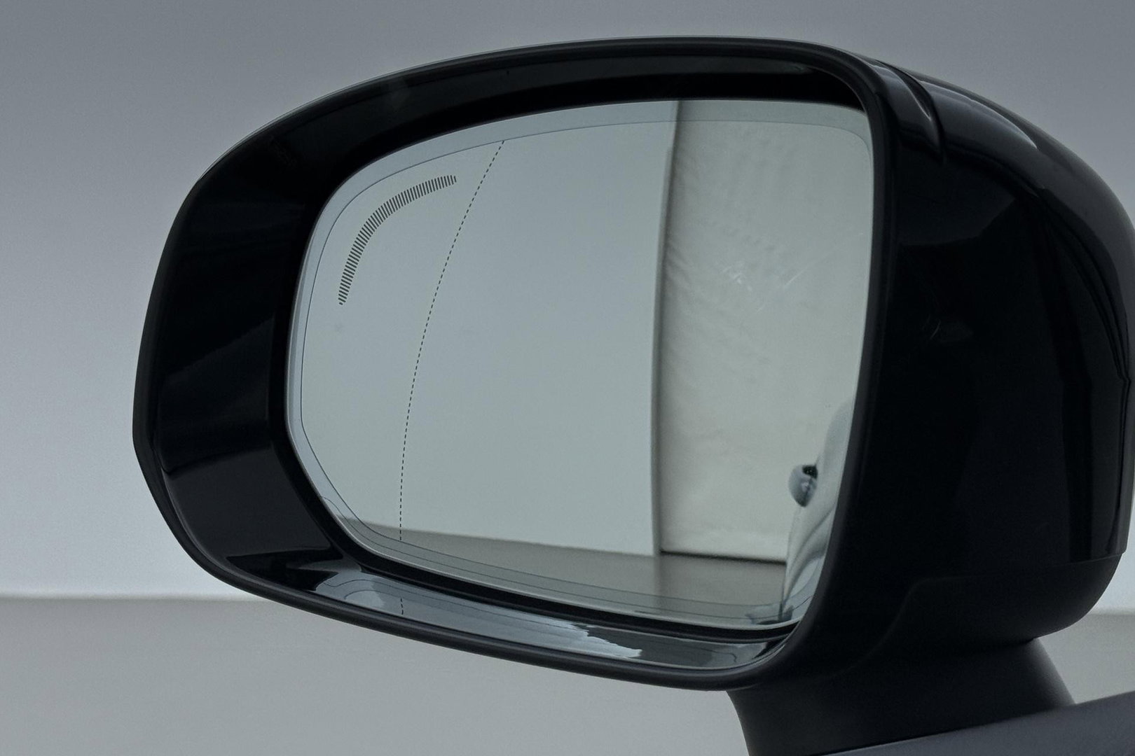 Volvo XC60 T6 Plus Dark | Long Range | Panoramadak | Trekhaak | Camera | BLIS | Keyless | Memory