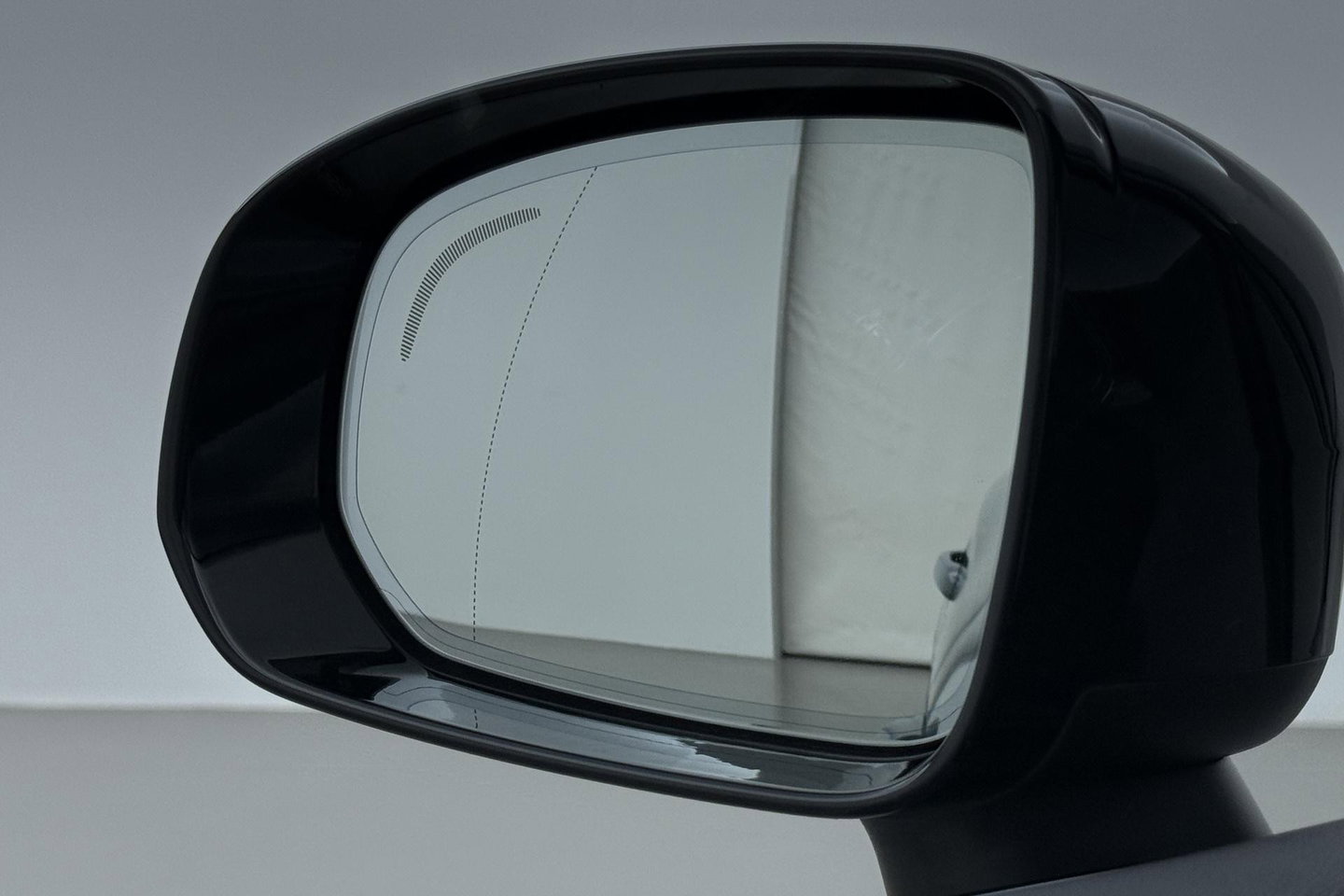 Volvo XC60 T6 Plus Dark | Long Range | Panoramadak | Trekhaak | Camera | BLIS | Keyless | Memory