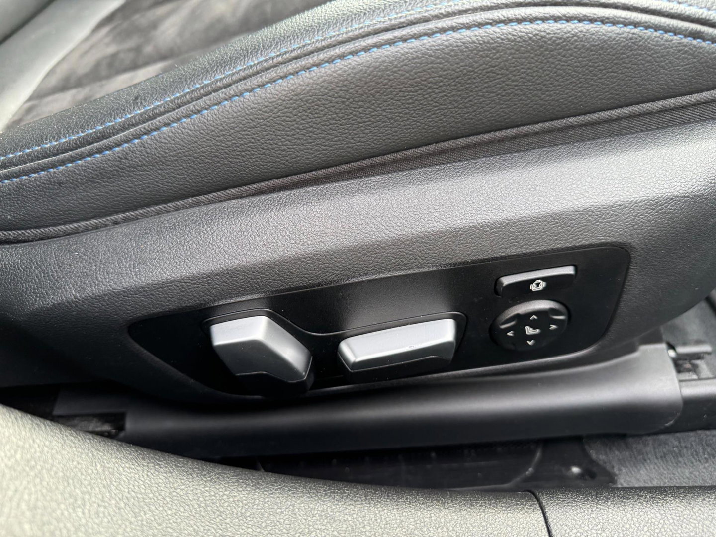 BMW 3-serie 330e High Executive M Pakket Dakje Leder Trekhaak HeadUp