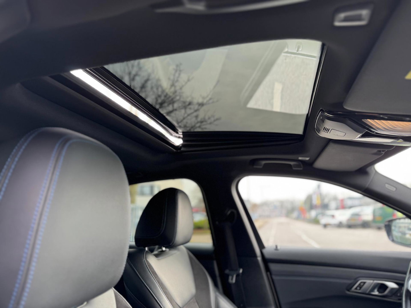 BMW 3-serie 330e High Executive M Pakket Dakje Leder Trekhaak HeadUp
