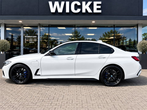 BMW 3-serie 330e High Executive M Pakket Dakje Leder Trekhaak HeadUp