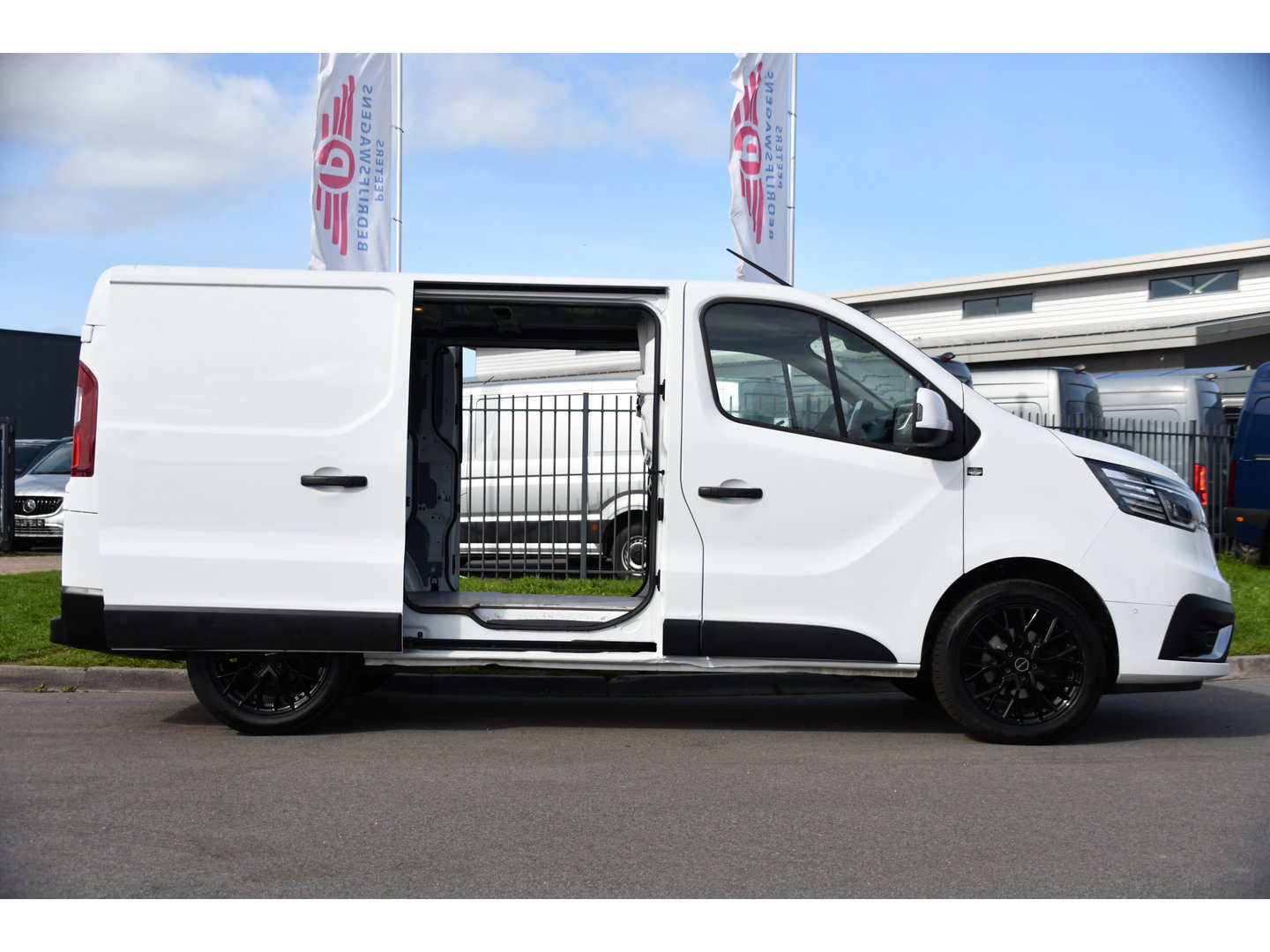 Renault Trafic 2.0 dCi 150 T29 L1H1 PB Edition Camer, Cruise, Carplay, LED, 2 x Schuifdeur, Automaat, Sensoren, CLIMA, Multimedia, 150pk, Keyless, Uniek!