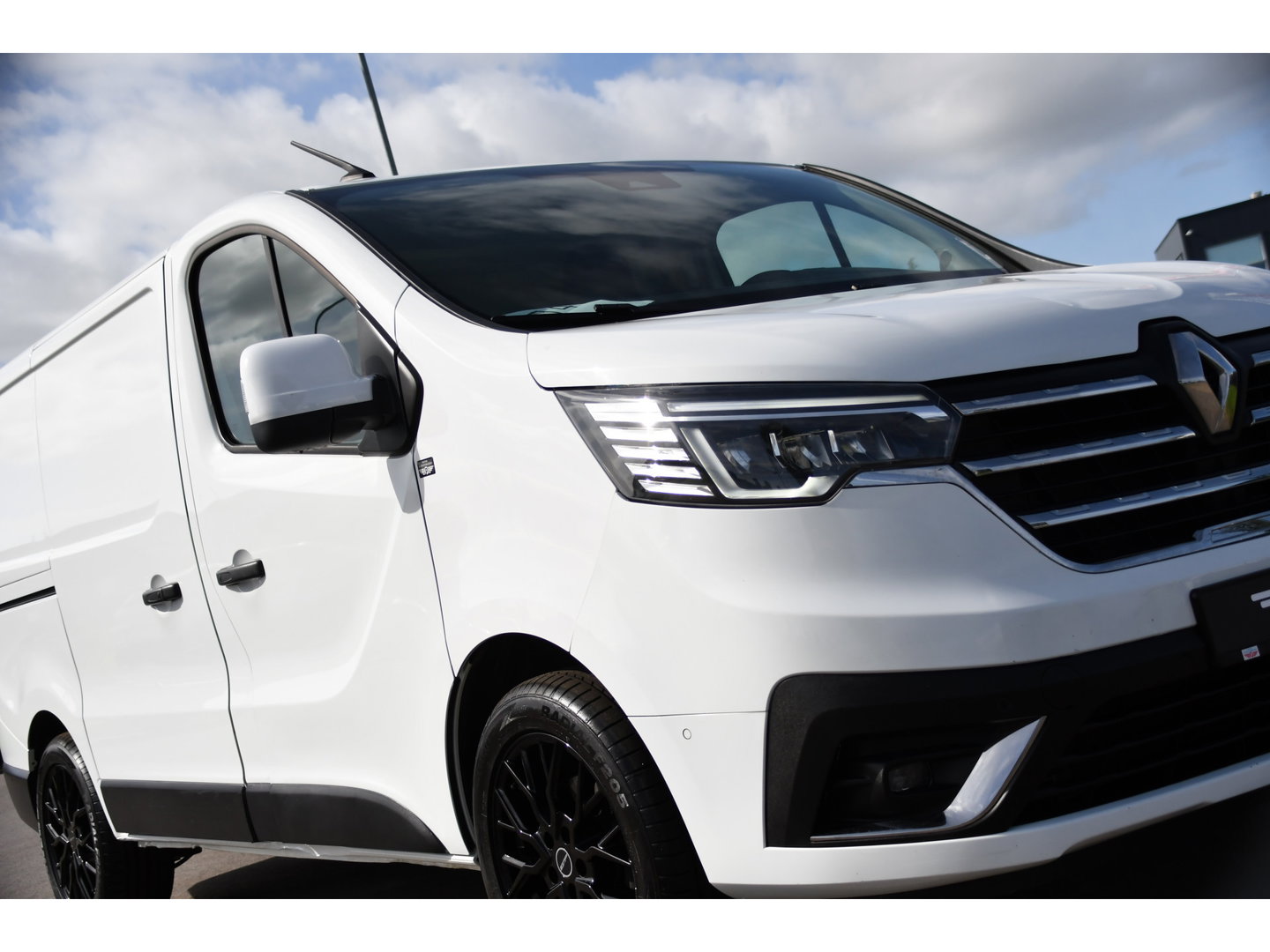 Renault Trafic 2.0 dCi 150 T29 L1H1 PB Edition Camer, Cruise, Carplay, LED, 2 x Schuifdeur, Automaat, Sensoren, CLIMA, Multimedia, 150pk, Keyless, Uniek!