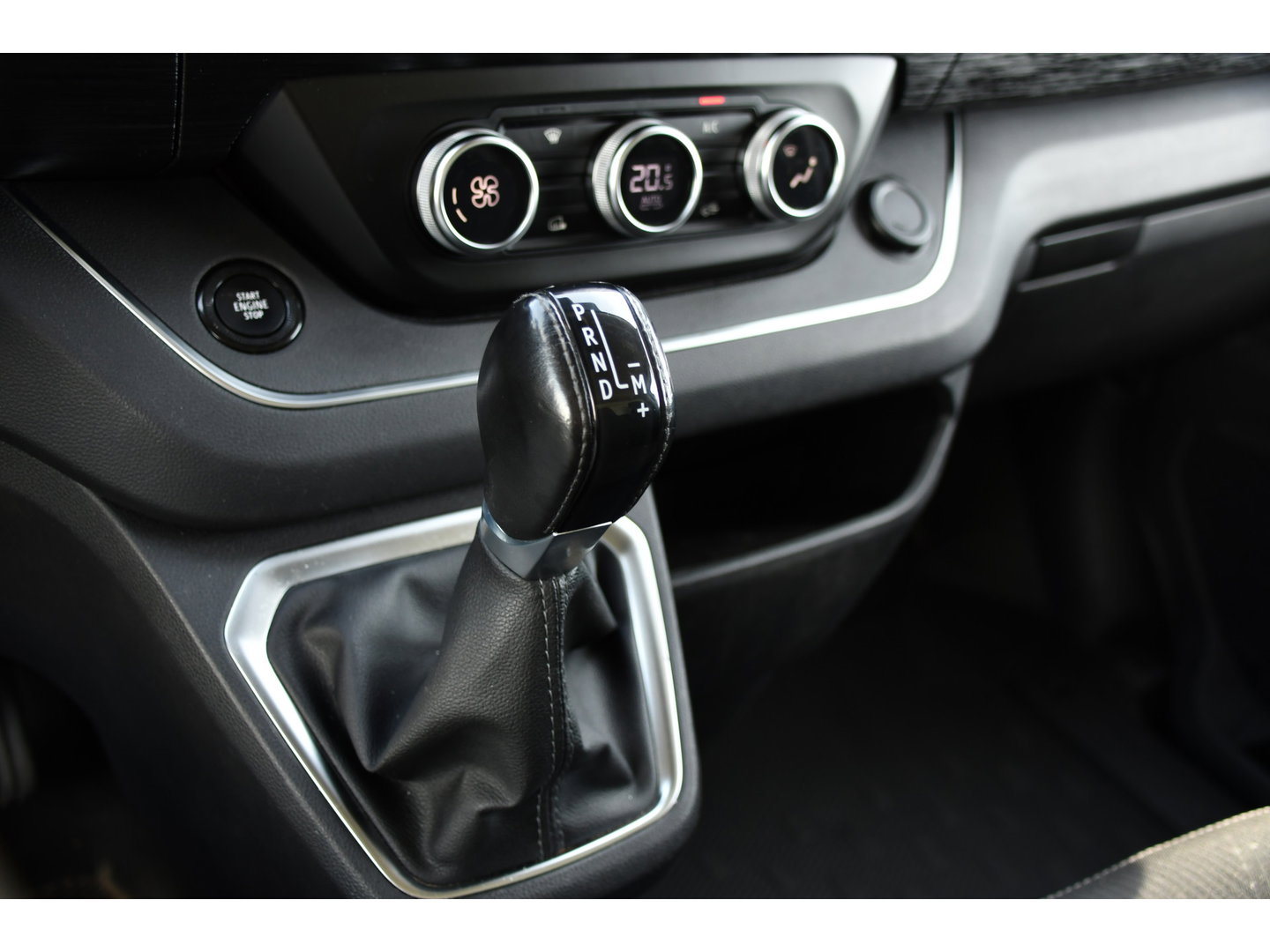 Renault Trafic 2.0 dCi 150 T29 L1H1 PB Edition Camer, Cruise, Carplay, LED, 2 x Schuifdeur, Automaat, Sensoren, CLIMA, Multimedia, 150pk, Keyless, Uniek!